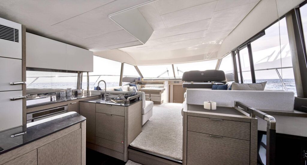 Prestige 590 Fly Luxury motor yacht Croatia 35 min