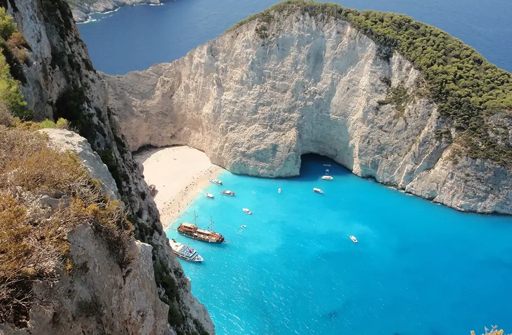 5 Best Places to Visit While Renting a Yacht in Greece